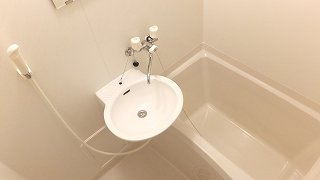 バス・シャワールーム　コンパクトで使いやすいお風呂です