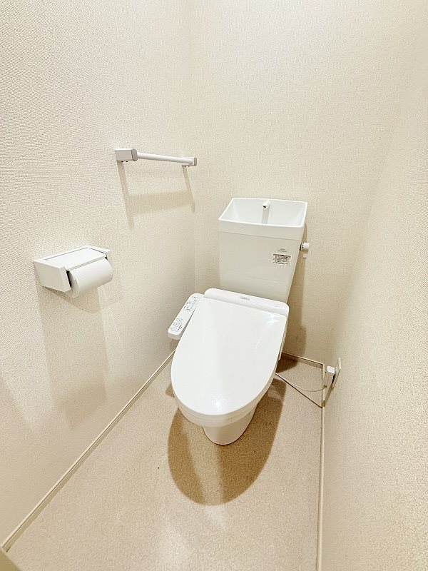 トイレ　落ち着いた色調のトイレです