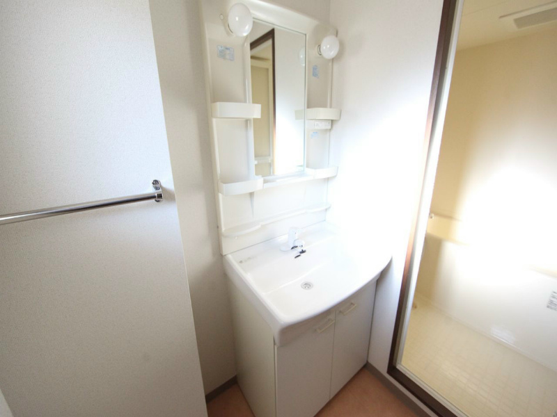 洗面設備　脱衣所　独立洗面台付　収納スペース有