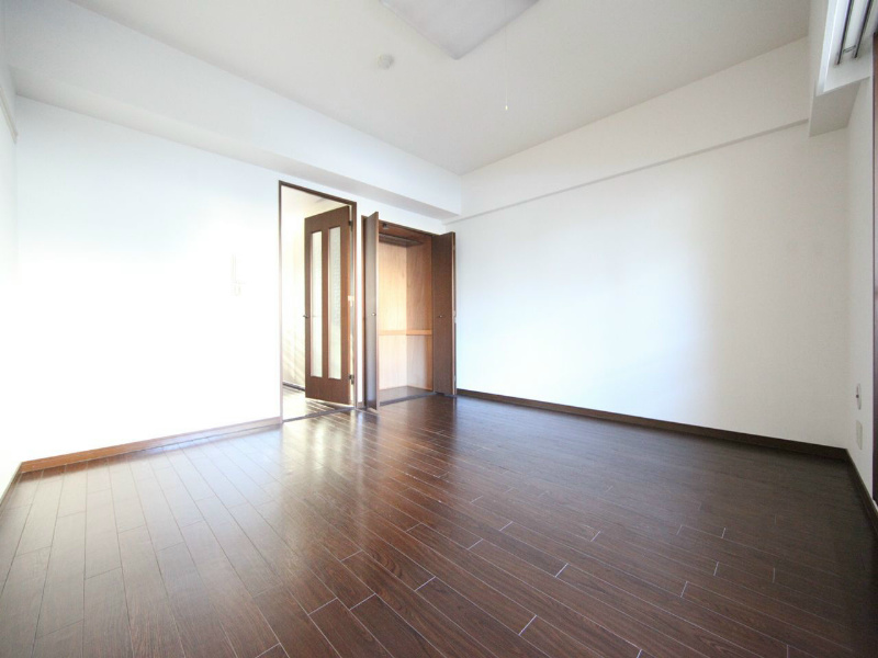 居室・リビング　洋室12.4帖　クローゼット付（収納充実してます）