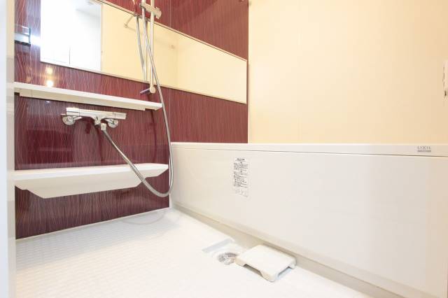 バス・シャワールーム　清潔で大型のバスルームです