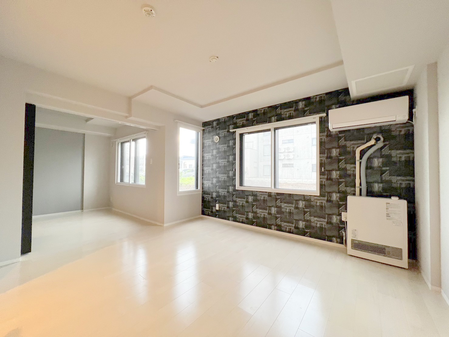 居室・リビング　明るい居間で気持ちまで明るくなりますね！