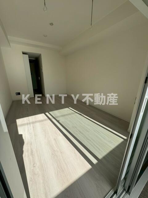 その他部屋・スペース　落ち着いた色調の寝室です