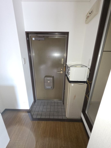 玄関　同物件別号室の写真です。