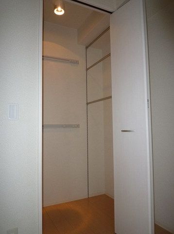 収納　収納たっぷりステップインクローゼット