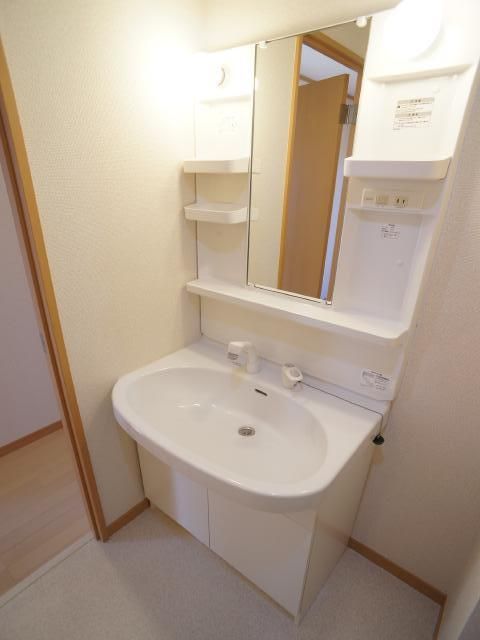 洗面設備　忙しい朝の身支度に便利な独立洗面台付です。