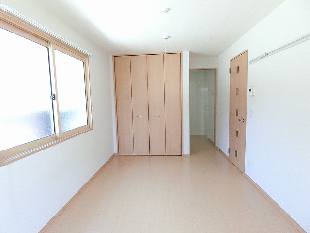 その他部屋・スペース　南西向き洋室6.5帖☆クローゼットがあります♪お洋服の多い方