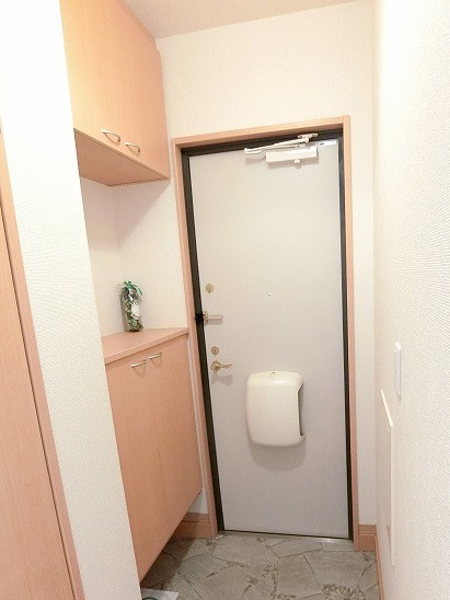 玄関　玄関には上下タイプのシューズボックス付き！間のスペースは飾り