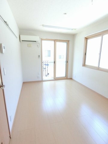 居室・リビング　南西向き洋室6.5帖☆バルコニーに繋がる角部屋二面採光のお部