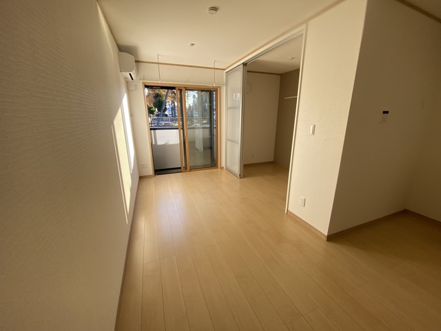 居室・リビング　前面開けていて明るいですよ