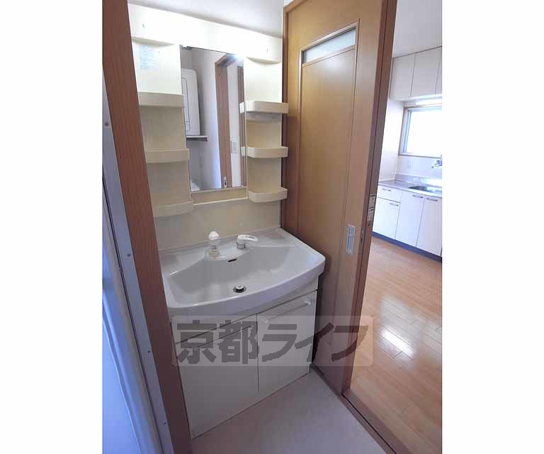 洗面設備　立派な独立洗面台がありますね。