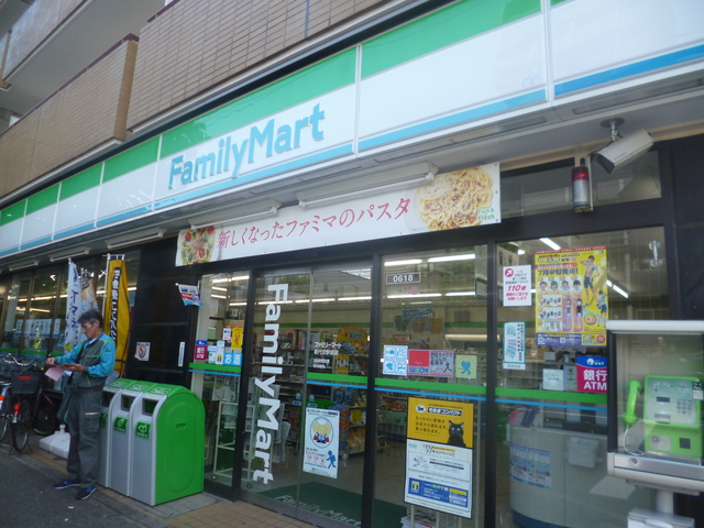 コンビニ　ファミリーマート新代田駅前店（コンビニ）まで698m