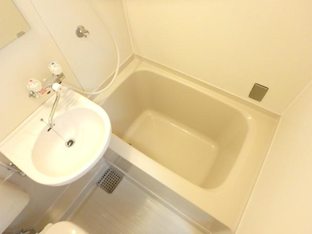 バス・シャワールーム　シャワー付いてます