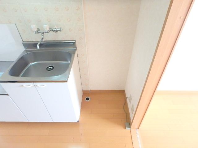 その他部屋・スペース　キッチン横に洗濯機設置スペースあります
