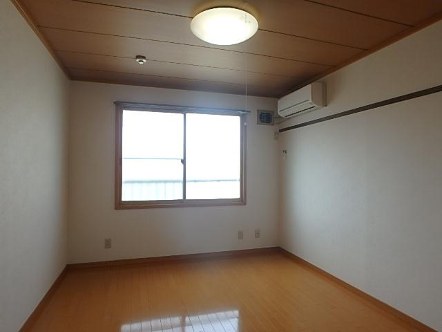 居室・リビング　大きな窓で室内が明るいです