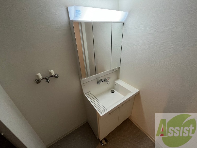 洗面設備　シャンプードレッサー。身支度はここでばっちりですね。