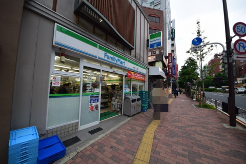 コンビニ　ファミリーマート本郷三丁目店（コンビニ）まで210m
