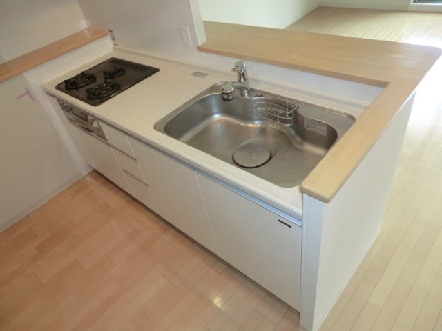 キッチン　3口コンロ付の使いやすいキッチンです☆