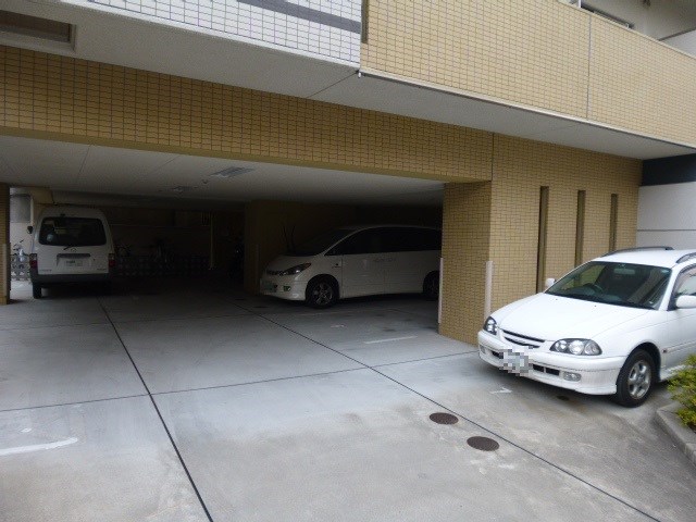 駐車場　敷地内駐車場あり