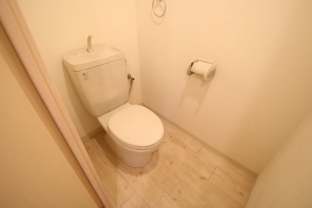 トイレ　※別室の参考写真の為、現況優先です。