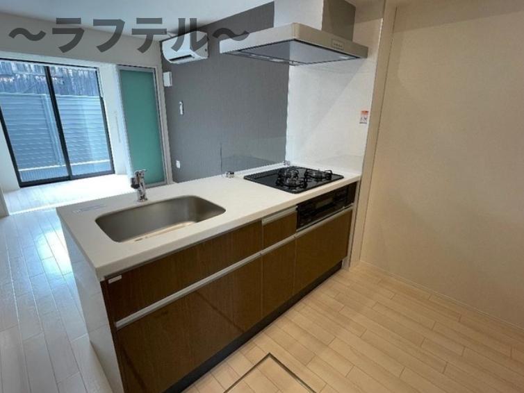 キッチン　同メーカー施工　別部屋イメージ写真