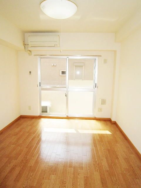 居室・リビング　☆角部屋に出窓あり☆