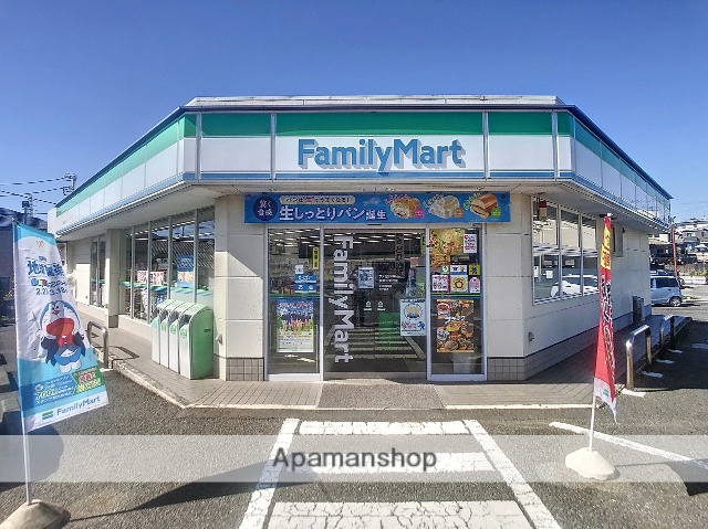 コンビニ　ファミリーマート（コンビニ）まで666m