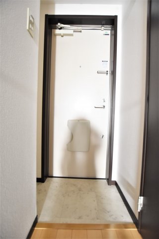 玄関　同物件、別部屋のお写真となります。ご参考までにご覧ください