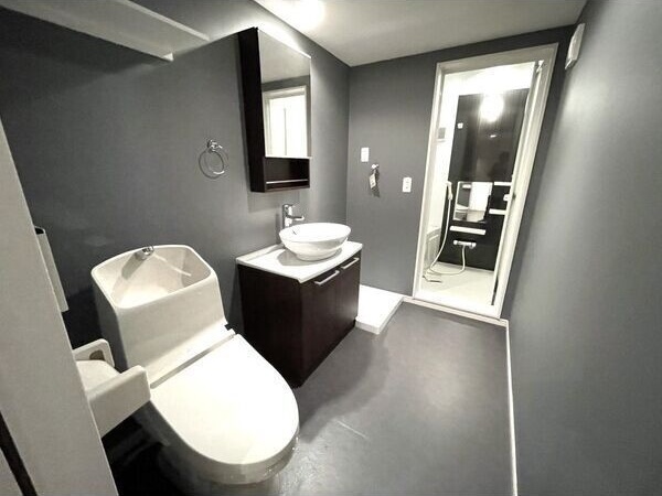 トイレ　※写真は同じマンションの違う部屋のものになります。