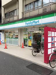 コンビニ　ファミリーマート山王大森駅前店（コンビニ）まで64m