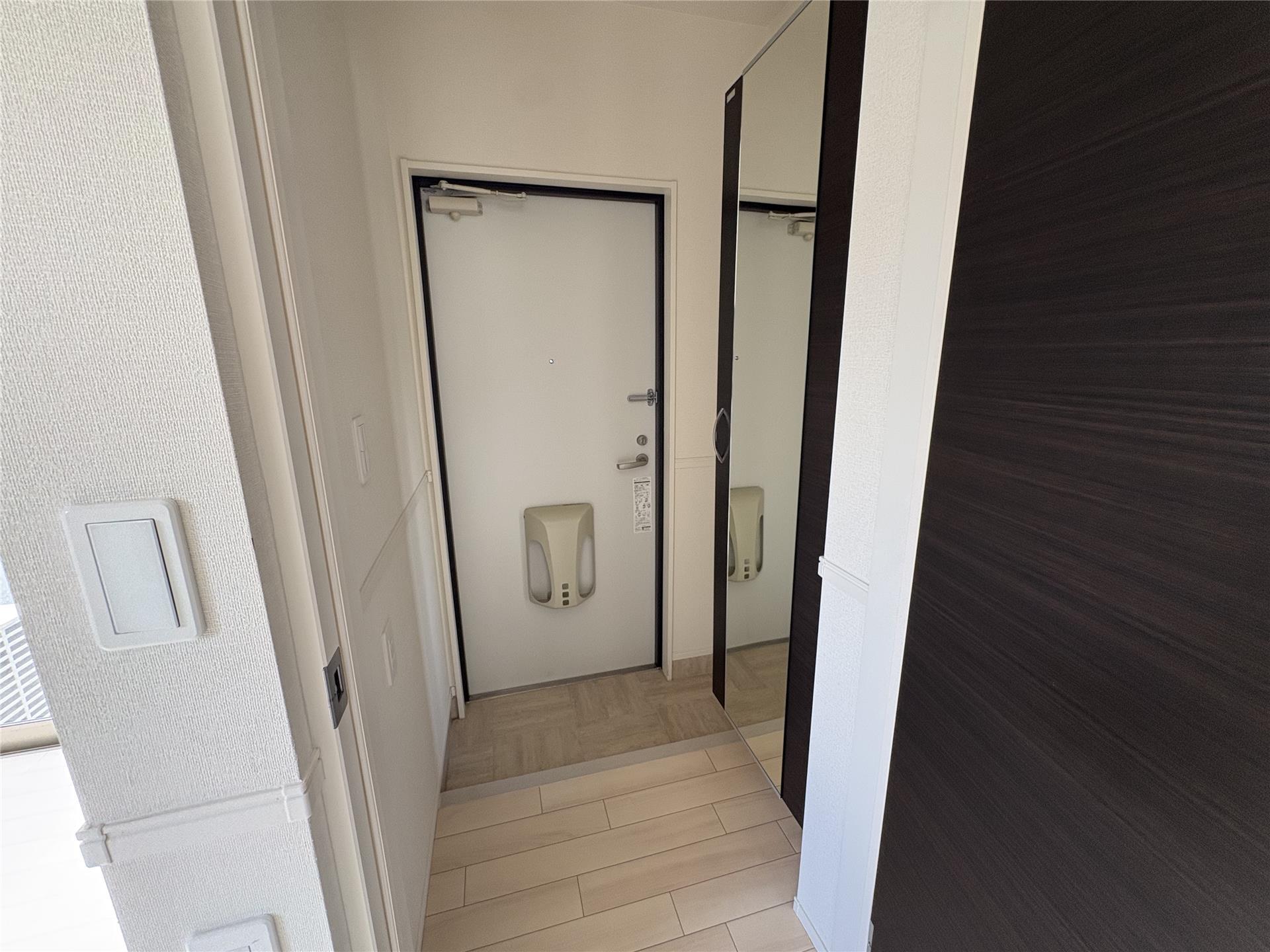 玄関　姿見付きのシューズボックス