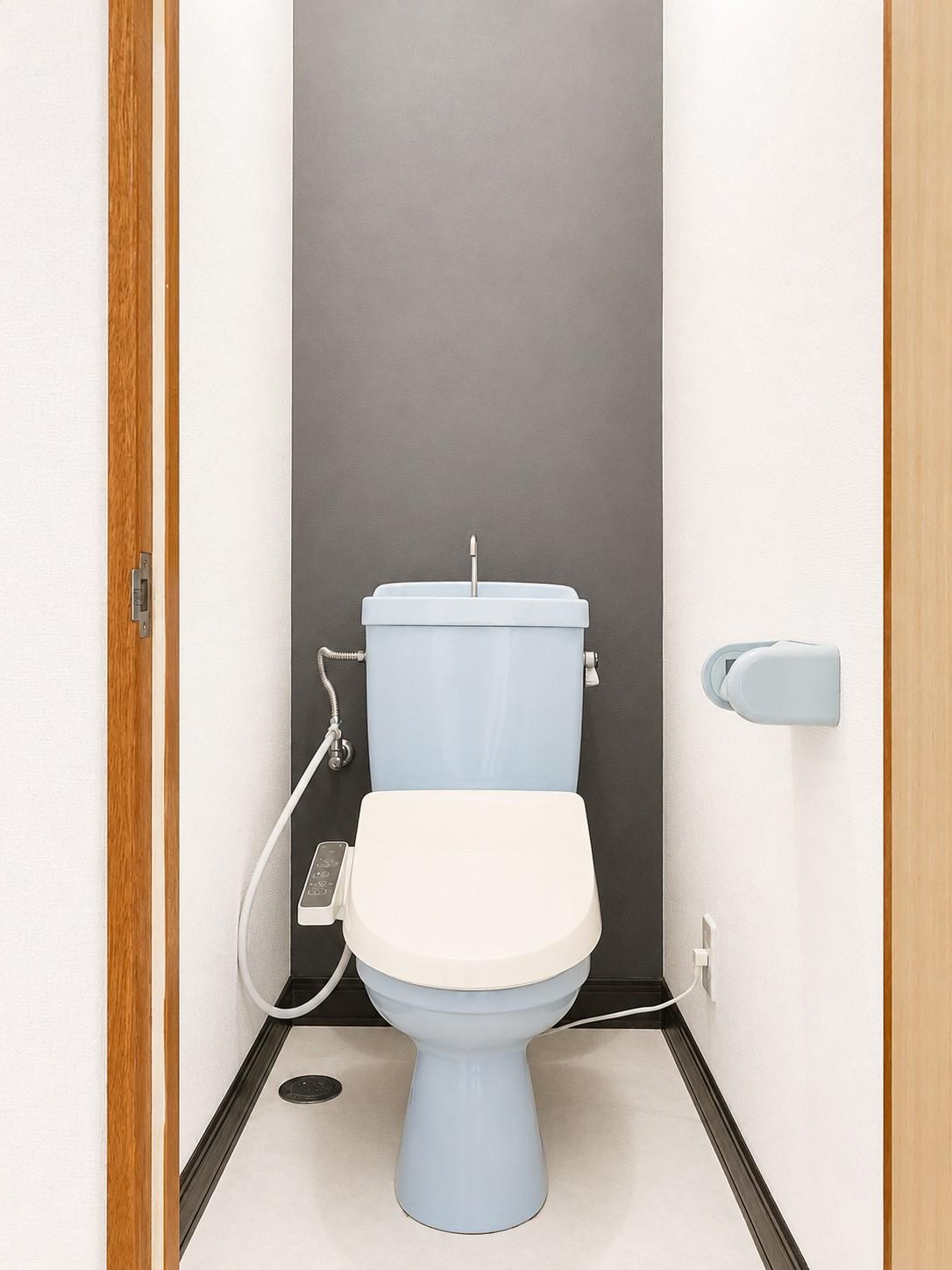 トイレ　トイレは壁紙と床をリフォームし、温水洗浄便座に交換！