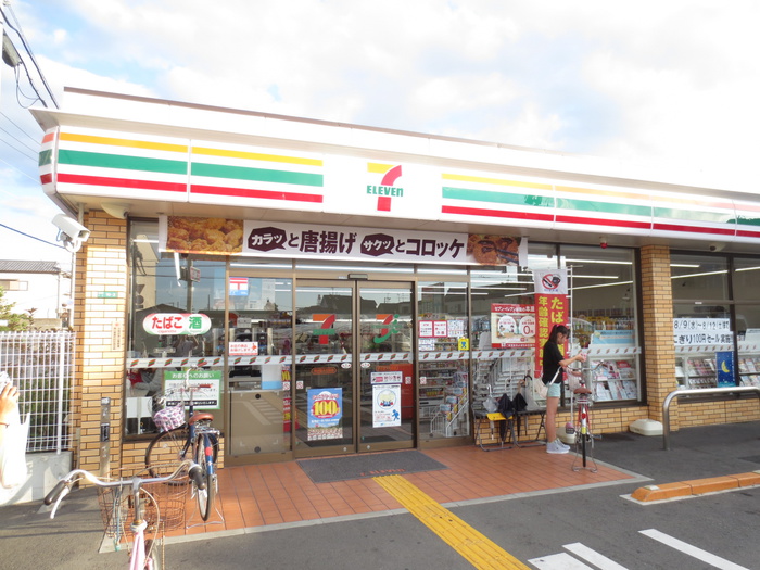 コンビニ　セブンイレブン（コンビニ）まで821m