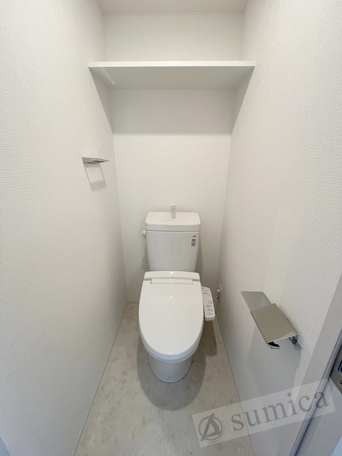 トイレ　人気アイテムの温水洗浄便座。清潔感のあるトイレです。