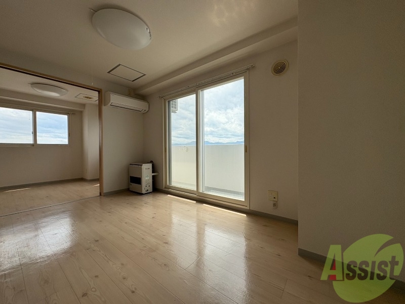 居室・リビング　木目のフローリングは落ち着きのある印象のお部屋になりますね。