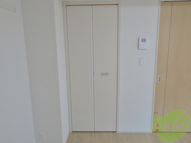 収納　お洋服は、こちらのウォークインクローゼットに。
