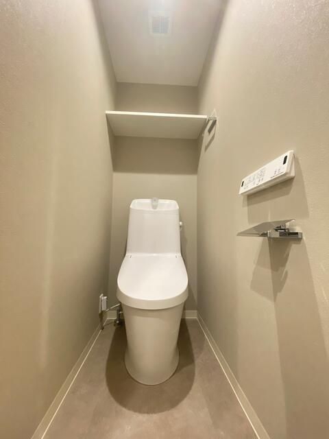 トイレ　落ち着いた色調のトイレです
