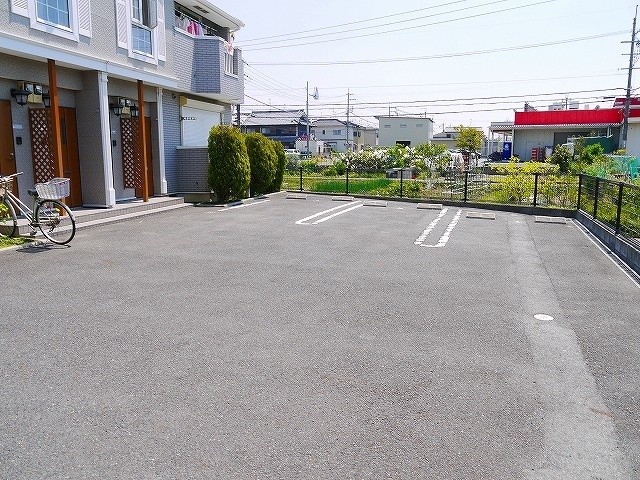 駐車場　駐車場があるので、車を買う予定の方も安心です
