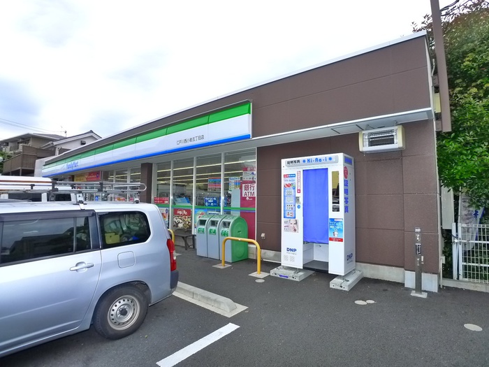 コンビニ　ファミリーマート（コンビニ）まで322m