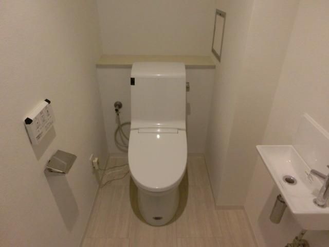 トイレ　ウォシュレットとトイレ用洗面台を完備