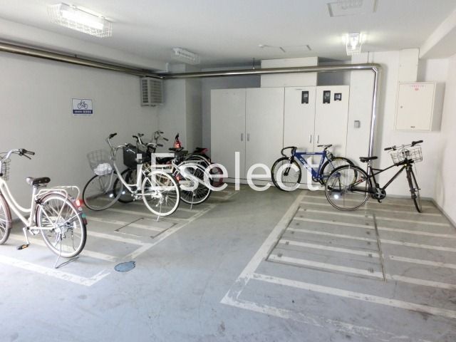 駐車場　屋根付駐輪場。
