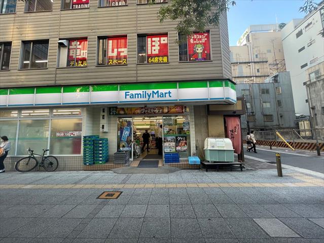 コンビニ　ファミリーマート（コンビニ）まで486m