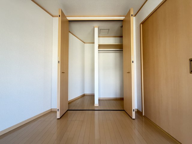 収納　扉を開けると二つに分かれているクローゼットです。
