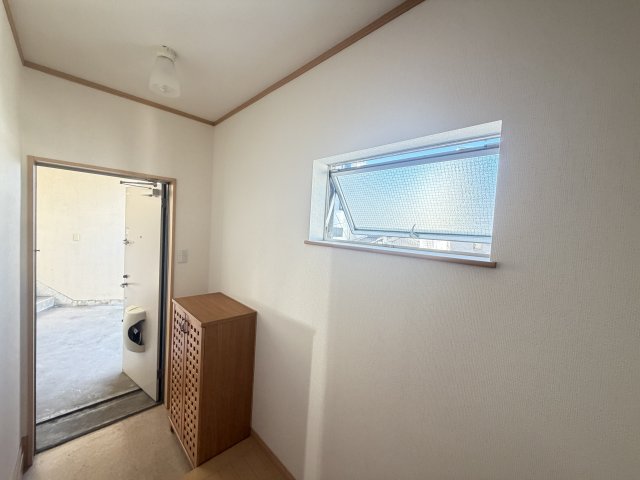 玄関　窓つきです。