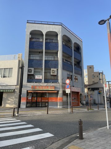 建物外観　京急久里浜駅に近い、交差点のすぐ横にございます。４階建ての建
