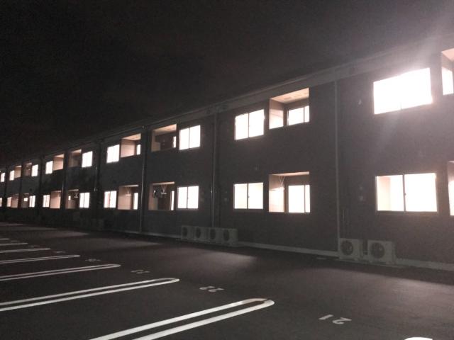 駐車場　外観写真（夜）