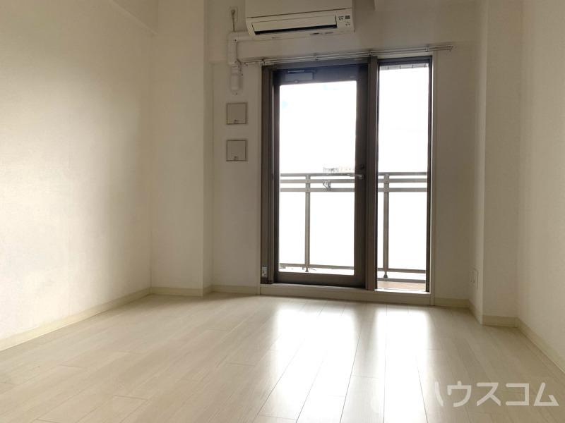 居室・リビング　窓からの光がいい感じです。