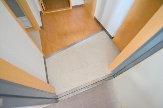 玄関　玄関に入るとお部屋まで一直線、明るい光が差し込みます。