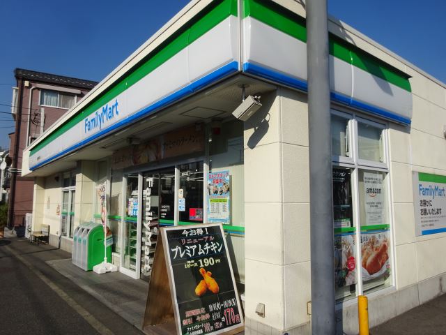 コンビニ　ファミリーマート（コンビニ）まで590m
