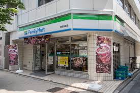 コンビニ　ファミリーマート神田多町店（コンビニ）まで137m